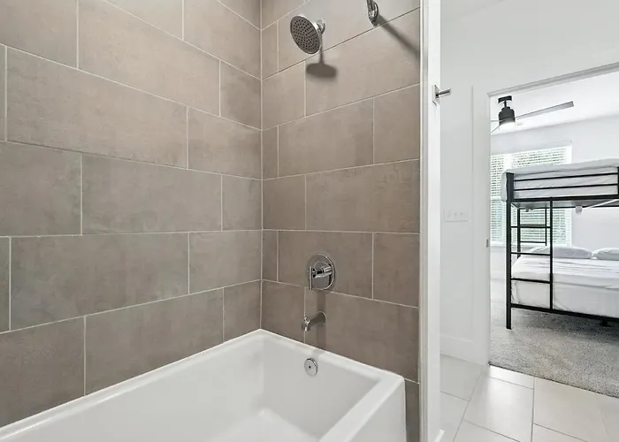 44 Chic 2b Condo, Pool And Gym, Near Stockyards *